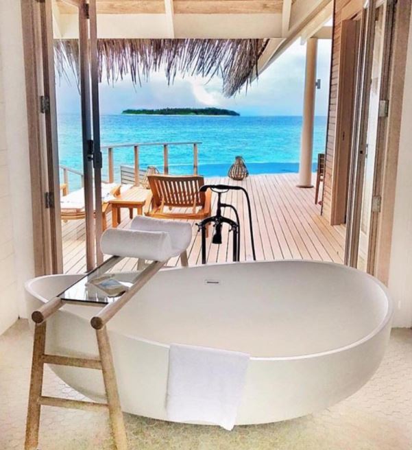 Pietra Bianca Onda Freestanding Bath