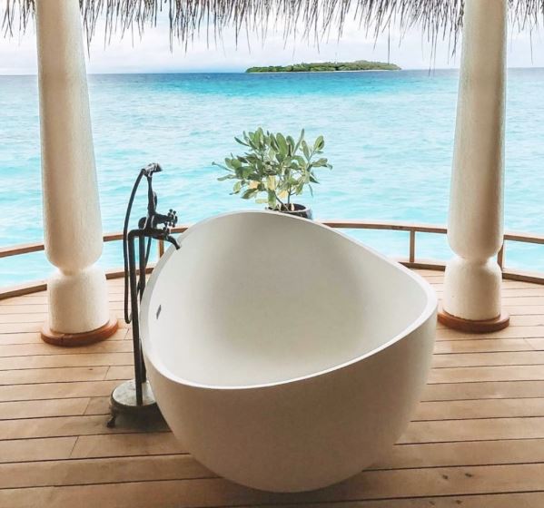 Pietra Bianca Onda Freestanding Bath