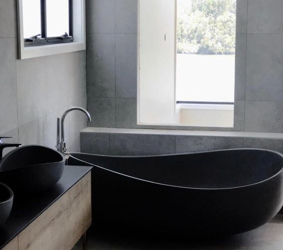 Pietra Bianca Onda Freestanding Bath