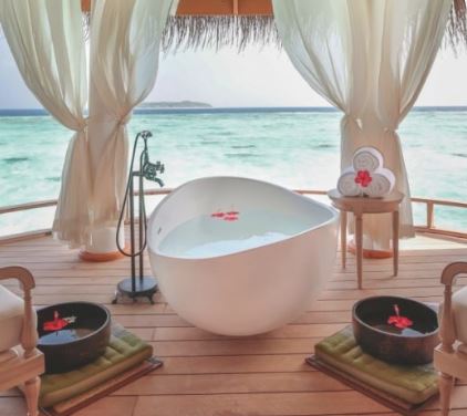 Pietra Bianca Onda Freestanding Bath